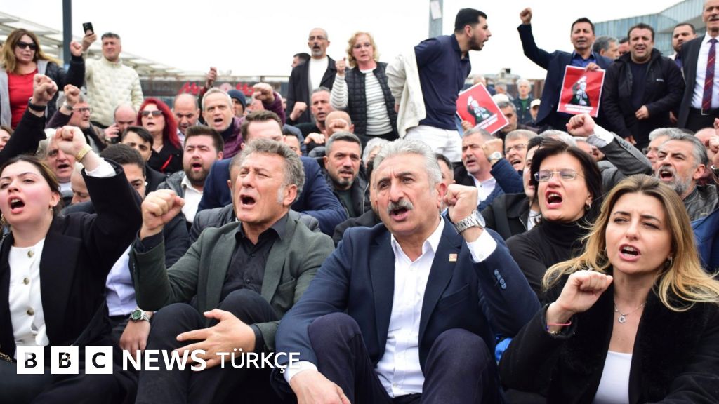 Bursa belediyesi AKP'ye geçti, polis CHP yürüyüşüne gazla müdahale etti