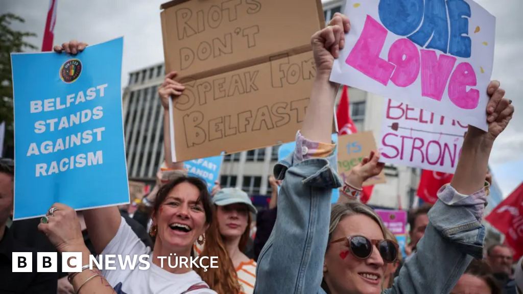 Belfast'ta ırkçılık karşıtı gösterilere binlerce kişi katıldı