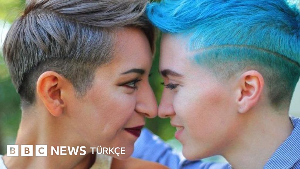 Chol orolda retro porno film Odamlar butalar orasida internetda siyishmoqda