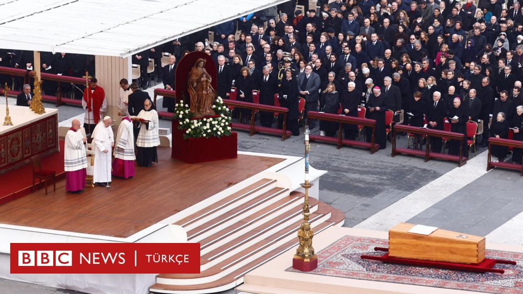 L’ex Papa Benedetto XVI è sepolto in Vaticano con un funerale storico