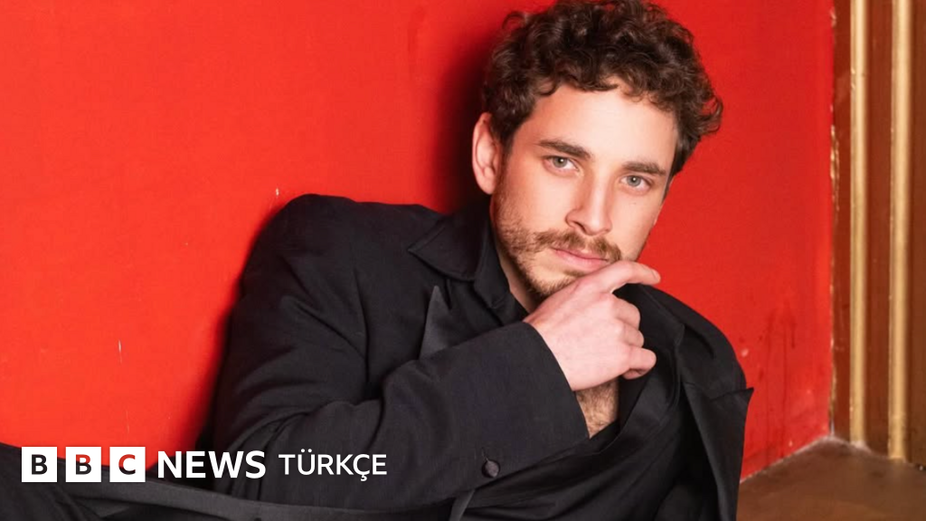 U külotlari bilan bir yigitning yuziga otirdi U külotlari bilan bir yigitning yuziga otirdi