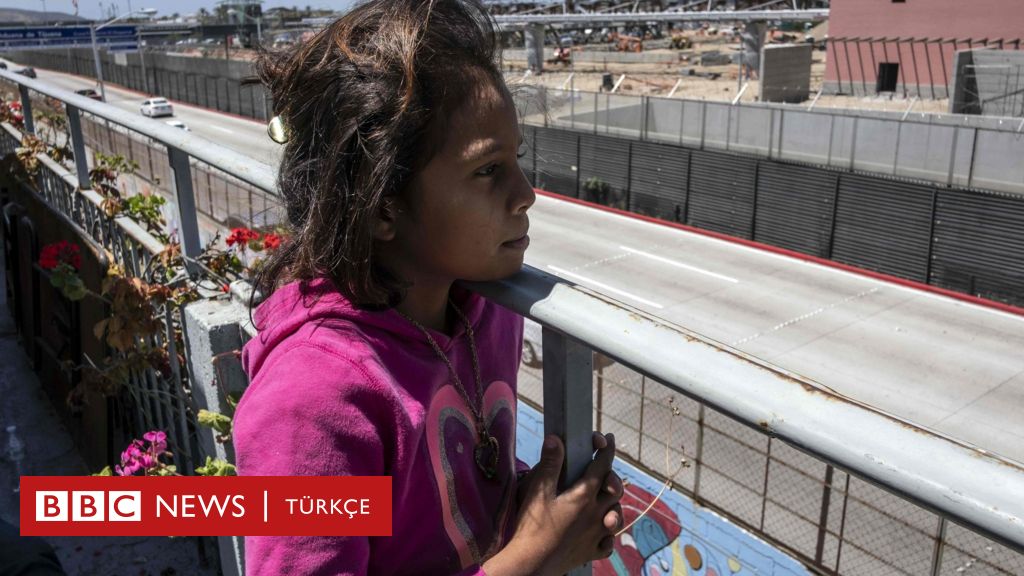 100 Den Fazla Gocmenden Olusan Kafile Abd Meksika Sinirinda Durduruldu Bbc News Turkce