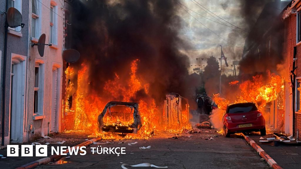Kuzey İrlanda'da şiddet eylemleri: Araçlar ateşe verildi, bi