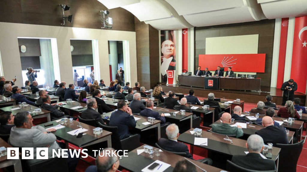 Özgür Özel yeniden CHP Grup Başkanı seçildi
