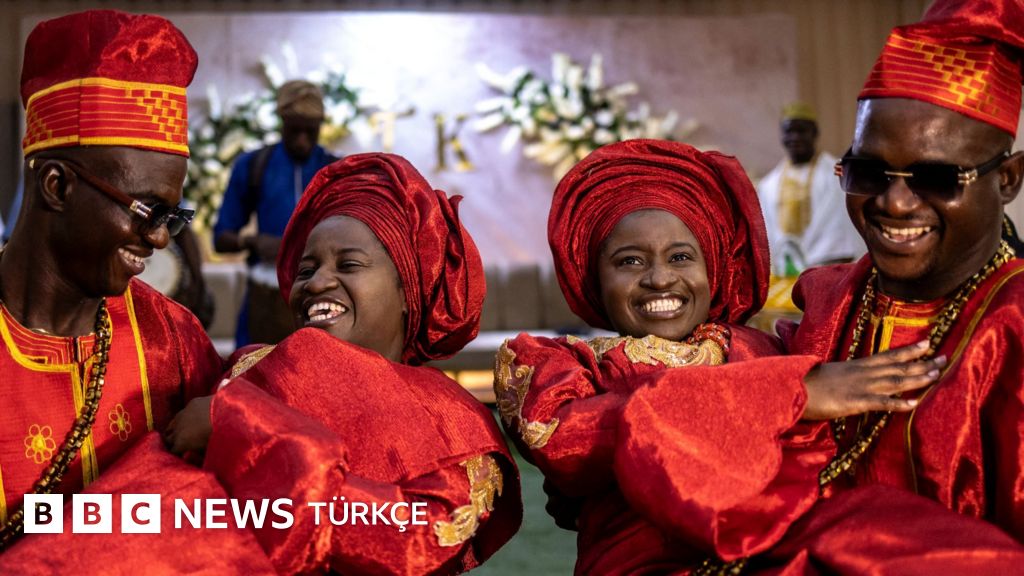 Nijerya'da eğlenceli düğünle birbirleriyle evlenen ikizler
