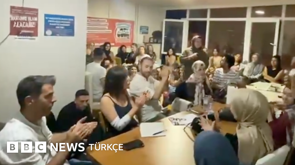 Açlık grevindeki öğretmenlerden ikisi hastaneye kaldırıldı