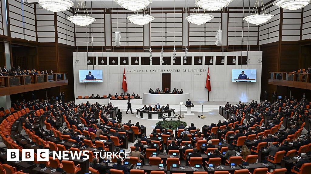 Öcalan, geri dönüşler, kayyum: PKK'nın feshinin ardından mecliste hangi adımlar gündemde?
