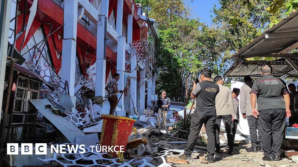 Endonezya'da 7,4 büyüklüğünde deprem