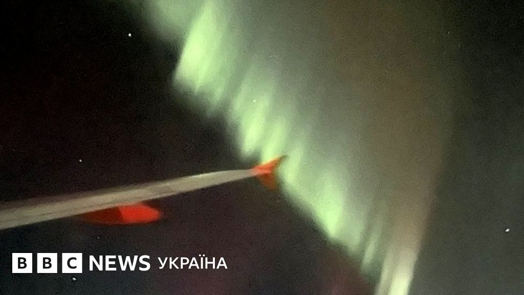 Пілот розвернув літак, щоб показати пасажирам північне сяйво - BBC News ...