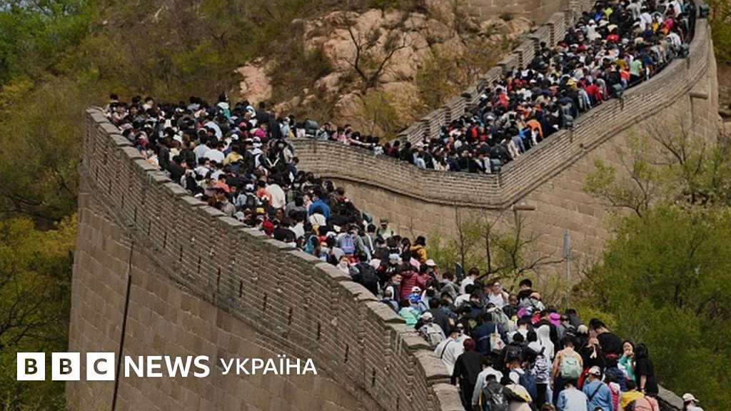 Яблуку ніде впасти. Натовпи на Великому китайському мурі у фото - BBC ...