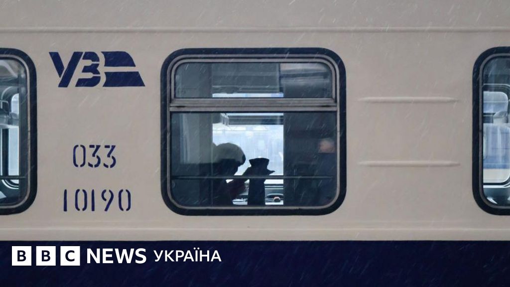 Росія знову вдарила по залізниці. Під час евакуації пасажирів загинула провідниця