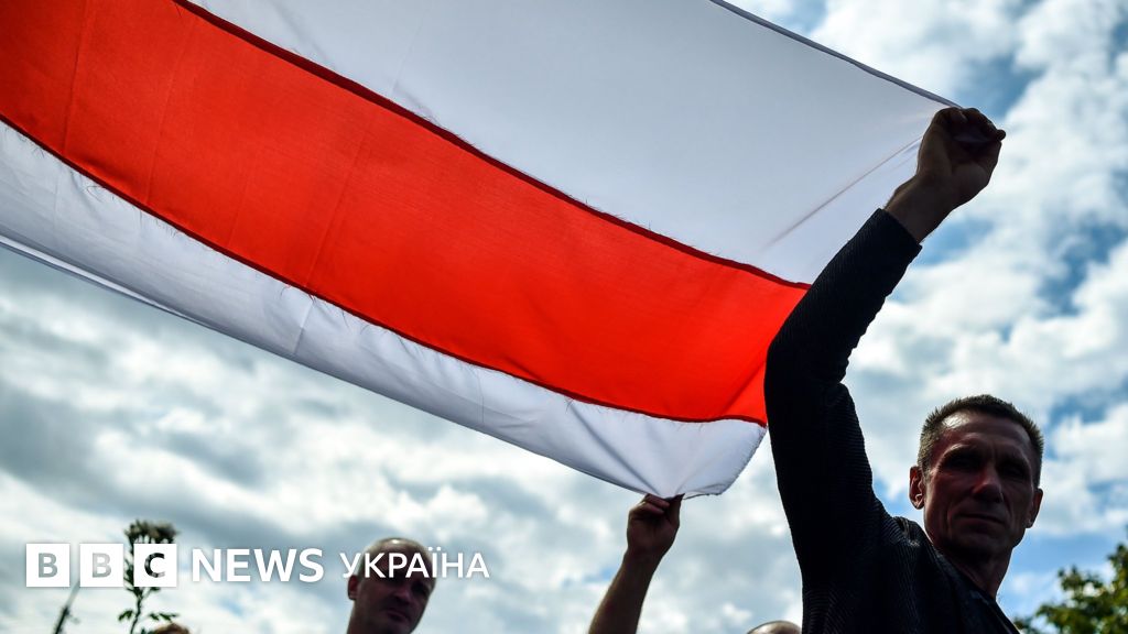 Чому Білорусь протестує під біло-червоно-білим прапором - BBC News Україна