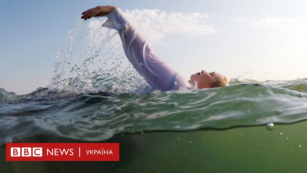 Женщина с большой грудью купается и показывает свои сиськи - поселокдемидов.рф