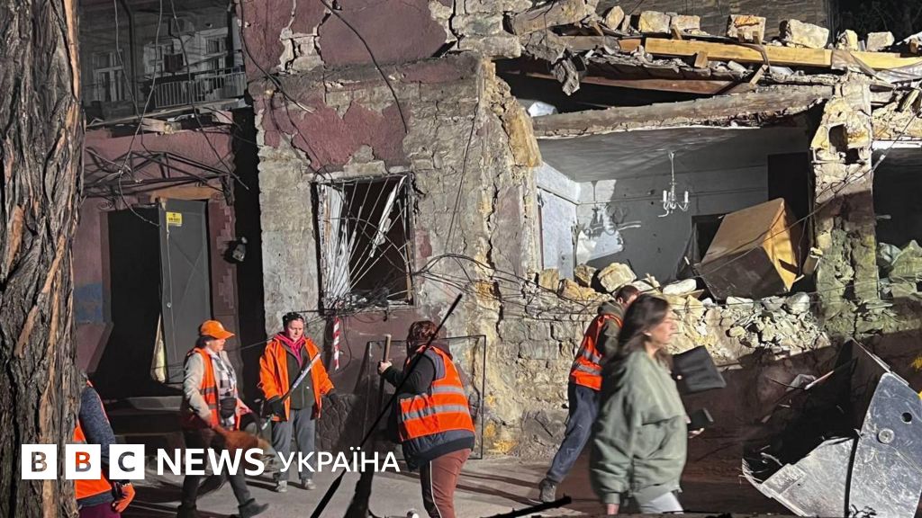 Дрони вдарили по Одесі: багато поранених, пожежі в будинках, постраждав дитсадок