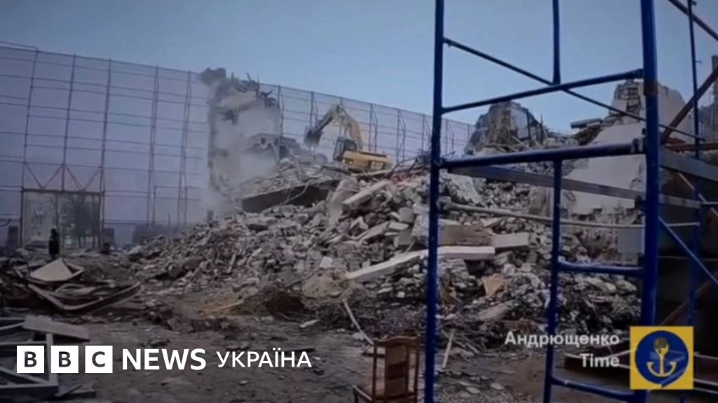 "Ховає сліди злочину". Росія знесла драмтеатр Маріуполя, де вбила 300 ...