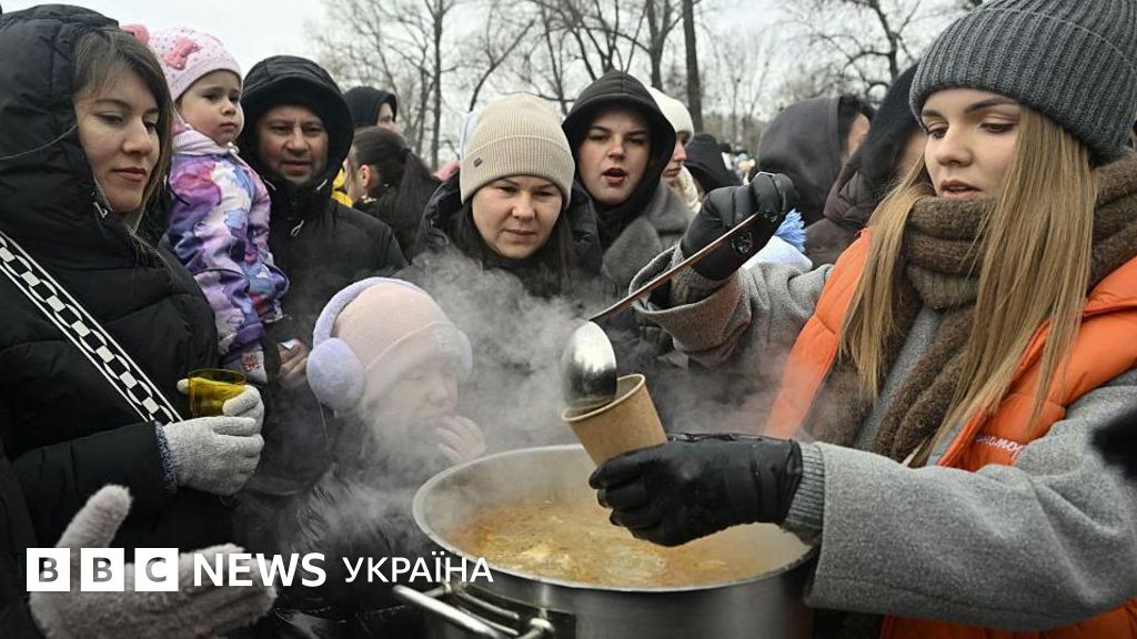 Цегли на плитах, "моржі" й танці незламності. Як люди у Києві виживають, коли у квартирі 0 градусів
