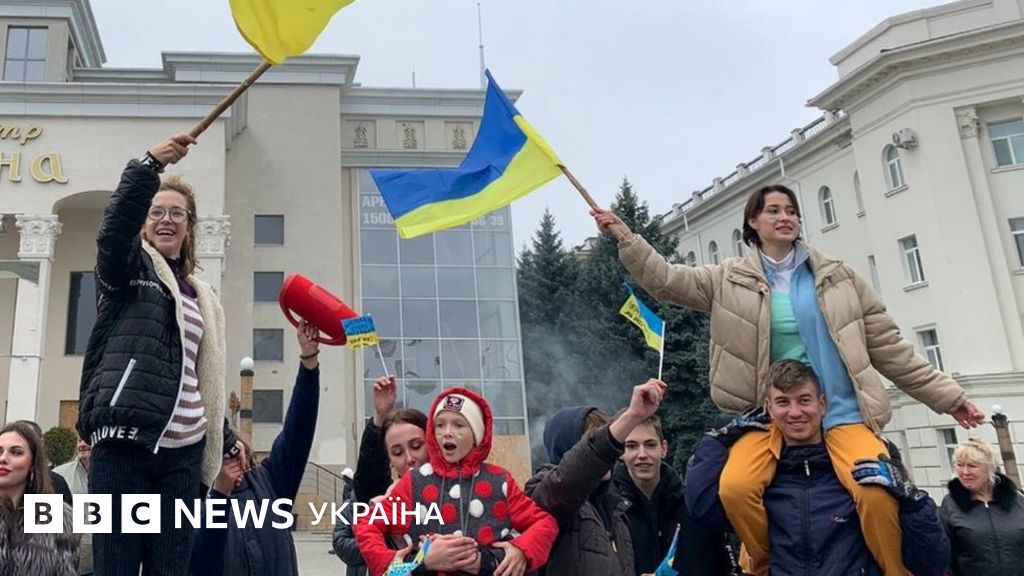 Херсон: радість, сльози – і розмови про справедливість - BBC News Україна