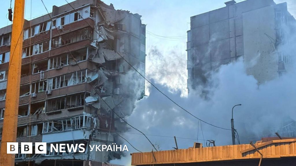 Масштабна атака триває. Летять ракети і сотні дронів. У Києві обвалився будинок
