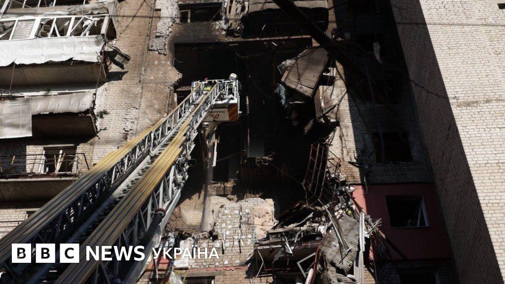 Російський дрон влучив у житловий будинок у Дніпрі. Є загиблі