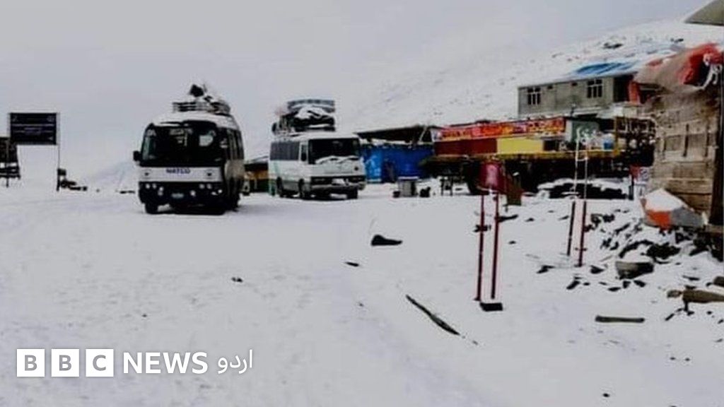 بابو سر ٹاپ: سیزن کی پہلی برفباری کے بعد راستہ مشروط طور پر کھولنے کا ...