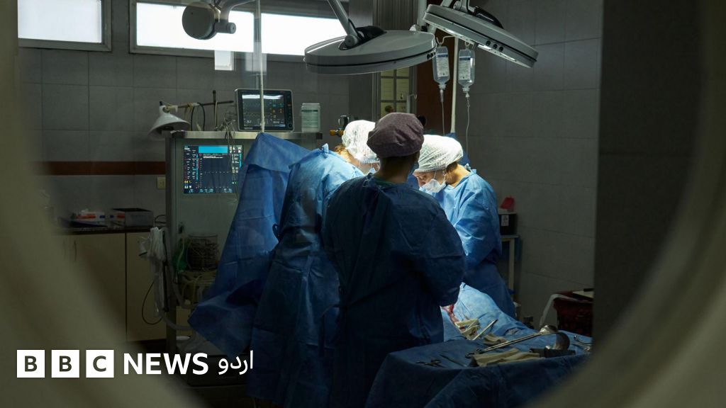 ’دیکھتے ہیں پہلے کون سی سیکشن کرتا ہے‘: لاہور کے سرکاری ہسپتال میں زچگی کی ویڈیو بنانے پر چار ڈاکٹر معطل