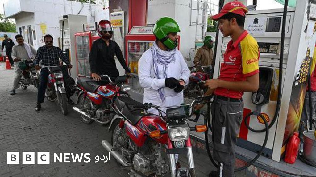 پاکستان کے سابق وزیر خزانہ مفتاح اسماعیل کہتے ہیں کہ آئی ایم ایف سے پیٹرول پر لیوی 85 روپے تک طے ہوئی تھی تاہم اب یہ پیٹرول پر 120 روپے ہے جس کا مطلب ہے کہ ایک موٹر سائیکل والا بھی ایک لیٹر پر اتنا زیادہ ٹیکس دے رہا ہے۔