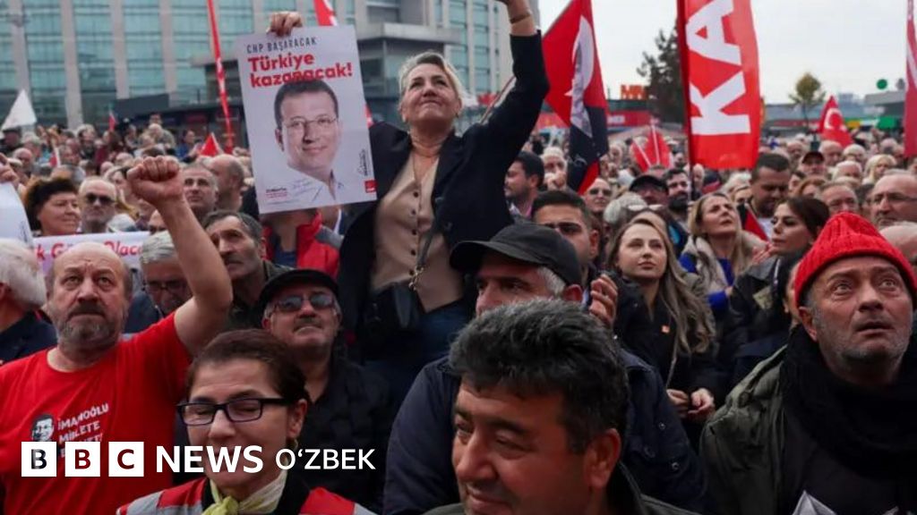 Ретро отбасылық порно Екі жігіт бір қызды орманда жыныстық қатынасқа түсіруге азғырған.