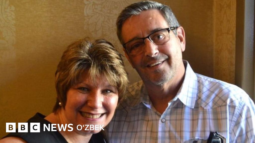 Yol chetida yalangoch qizlar