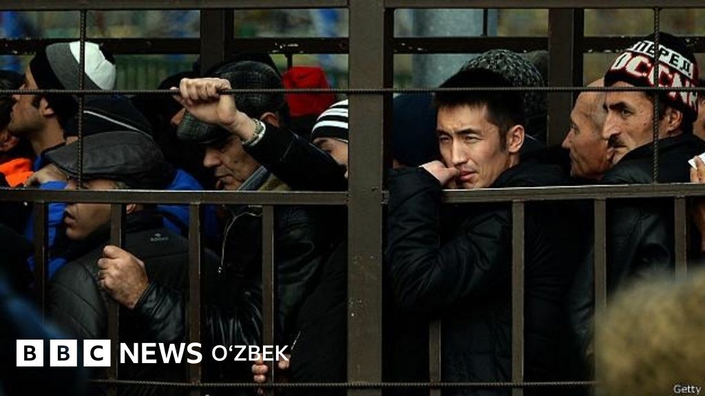 Ikki qiz bir yigitni ularni yalashga majbur qilishdi