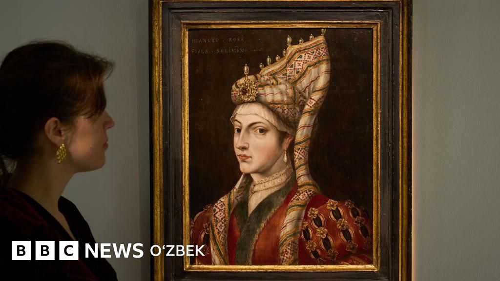 Oqib chiqayotgan mushukning yaqindan surati