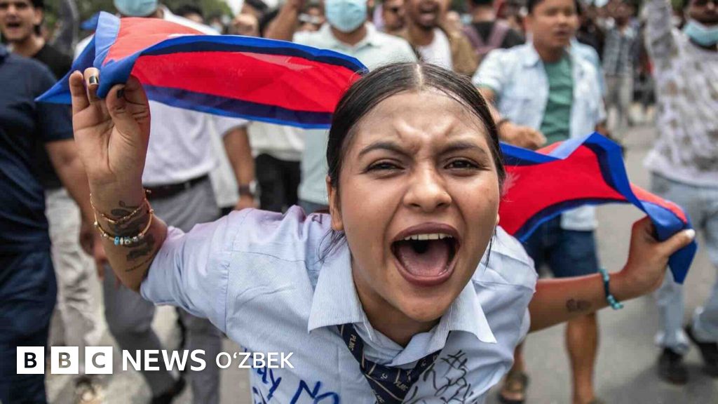 Yigitning yuzida otirgan qizning porno surati