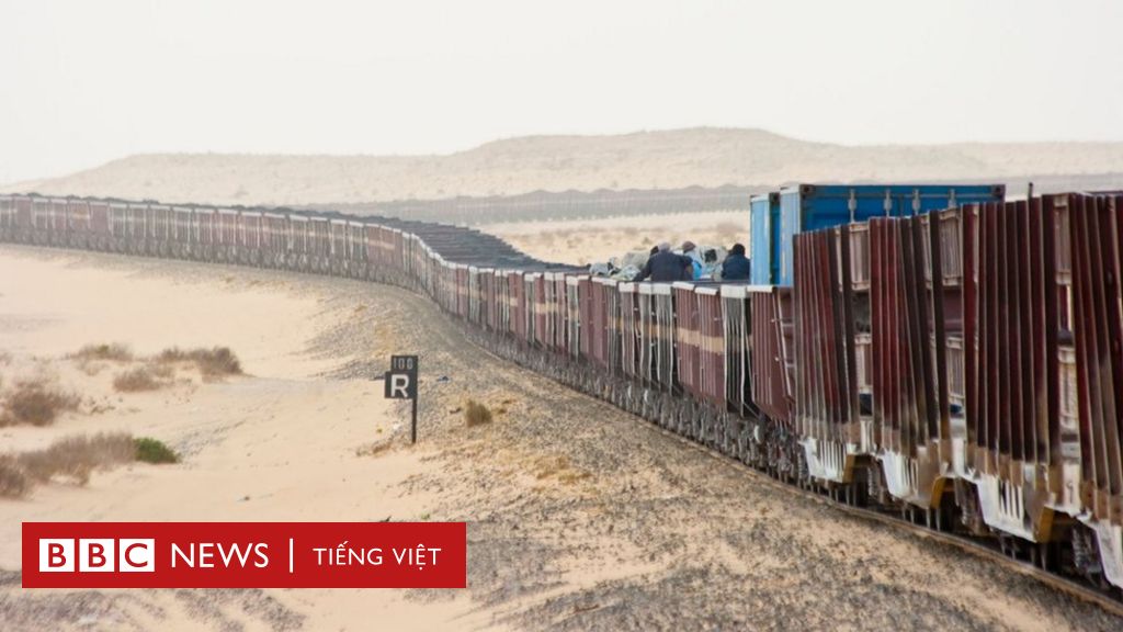 Đoàn tàu hoả dài hơn 2km chạy trên sa mạc Sahara - BBC