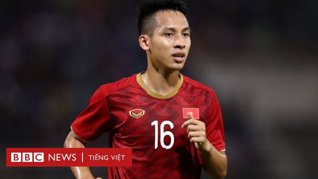 Chấn thương của cầu thủ Hùng Dũng đã gây xao nhãng cho đội tuyển bóng đá Việt Nam. Tuy vậy, đó là cơ hội để người ta thấy được sự kiên trì và đồng đội của anh ta, cũng như niềm tin và tinh thần chiến đấu chống lại khó khăn và hạn chế của đội tuyển quốc gia. Hãy theo dõi những hình ảnh ấn tượng của các cầu thủ Việt Nam và xem họ vượt qua những thử thách tuyệt vời như thế nào.