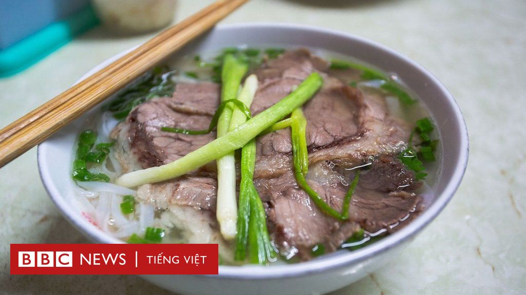 Phở là một trong những món ăn nổi tiếng của người Việt Nam và gần đây trở thành chủ đề tranh cãi trên BBC News. Hãy xem hình ảnh liên quan để hiểu rõ hơn về món ăn này và đánh giá vấn đề này một cách khách quan.