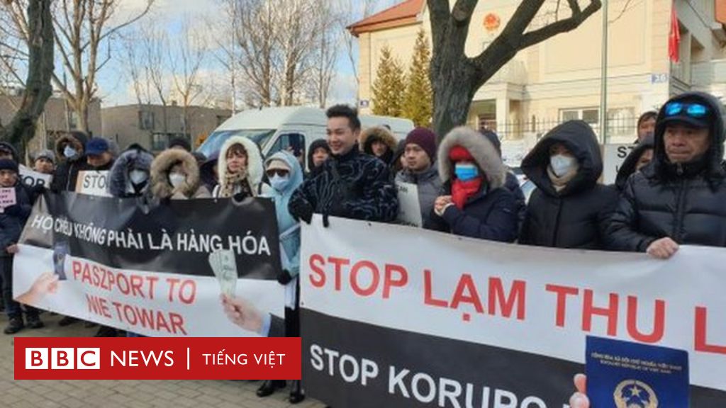 Vụ lạm thu ở ĐSQ VN tại Ba Lan: Dân biểu tình dù lãnh sự Nguyễn ...