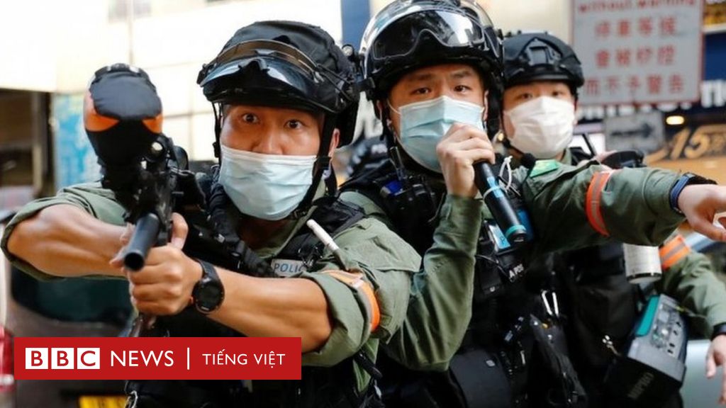 香港示威者與警方發生衝突，抗議延後選舉