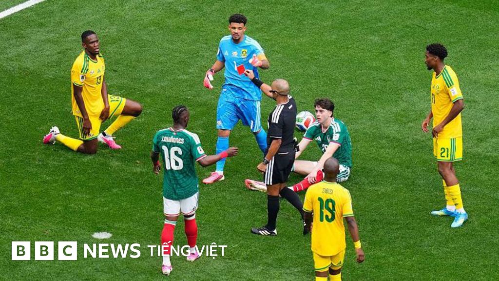 Ba thẻ đỏ - trọng tài đang mạnh tay hơn ở World Cup này?