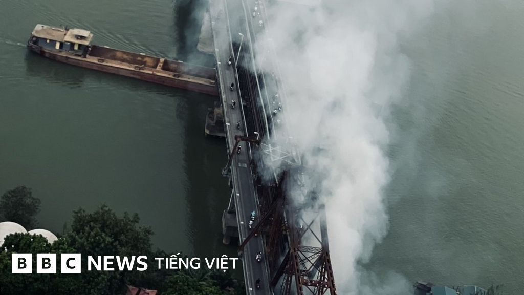 Hà Nội Cháy ở chân cầu Long Biên BBC News Tiếng Việt