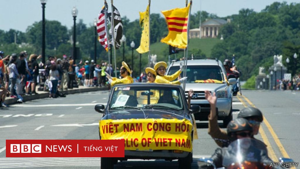 Cờ vàng: Vẫn là lá cờ đỏ sao vàng nhưng trong tình huống đặc biệt, công dân Việt Nam sẽ đưa cờ vàng lên làm biểu tượng cho tình yêu thương, sự đoàn kết và hy vọng. Hãy cùng chiêm ngưỡng hình ảnh cờ vàng, tượng trưng cho tình yêu, sự đoàn kết và hy vọng của toàn dân.