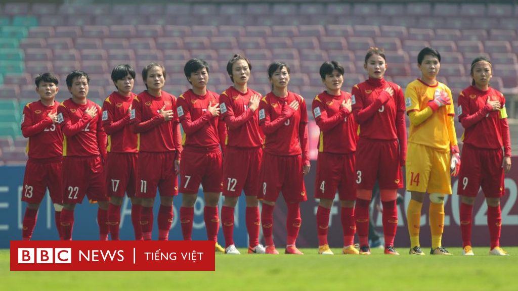 Đội tuyển nữ Việt Nam: Nữ quyền trong bóng đá! Đội tuyển nữ Việt Nam đã chứng tỏ được tài năng, sự luyện tập khó mê tới đối thủ và quả cảm trong mỗi trận đấu. Hãy cùng chúng tôi bước vào thế giới sân cỏ, nơi mà đôi chân của các nàng sẽ tạo nên những bức tranh đẹp nhất.