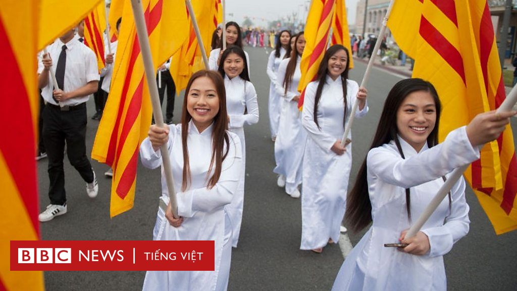 Những hình ảnh về đạp cờ vàng dường như không còn xuất hiện trong tương lai gần của Việt Nam. Chúng ta đang hướng tới một tương lai tươi sáng, nơi mà tất cả các dân tộc đều được đối xử công bằng và tôn trọng nhau. Hãy cùng xem hình ảnh này để nhớ lại quá khứ và hy vọng cho tương lai.