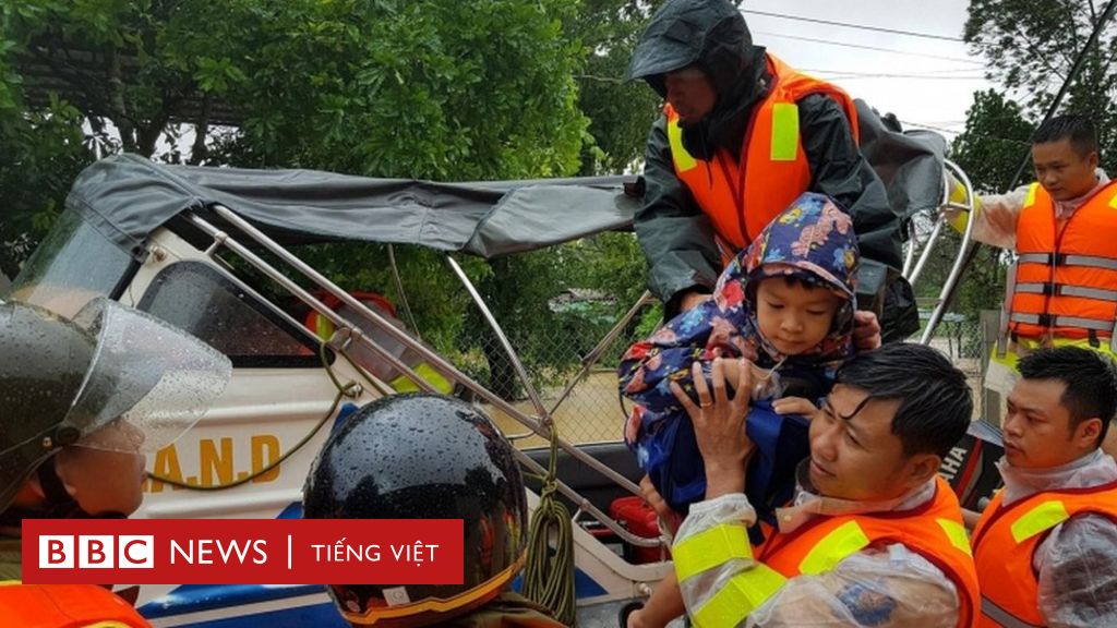 Mưa lũ miền Trung: Hàng trăm người chết, mất tích - BBC