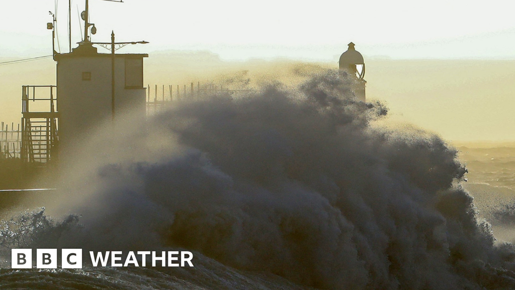 UK weather Severe warnings issued ahead of Storm Ciarán BBC Weather