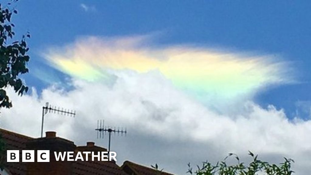 Rare clouds make Yorkshire sky look like cotton wool - BBC News