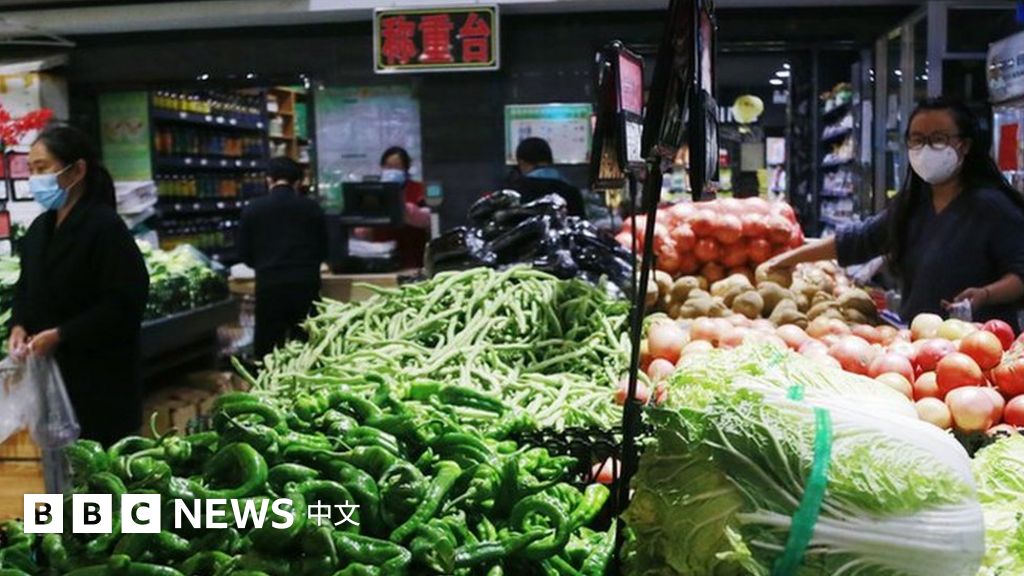 中国商务部鼓励储存必需品后多地出现抢购潮