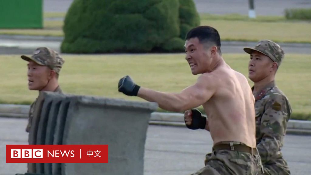 朝鲜士兵在金正恩面前展示徒手劈砖和“银枪刺喉”