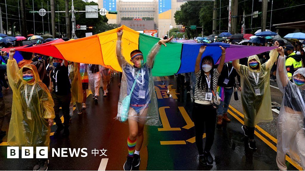 台湾同志游行20周年，民众雨中盛装庆贺
