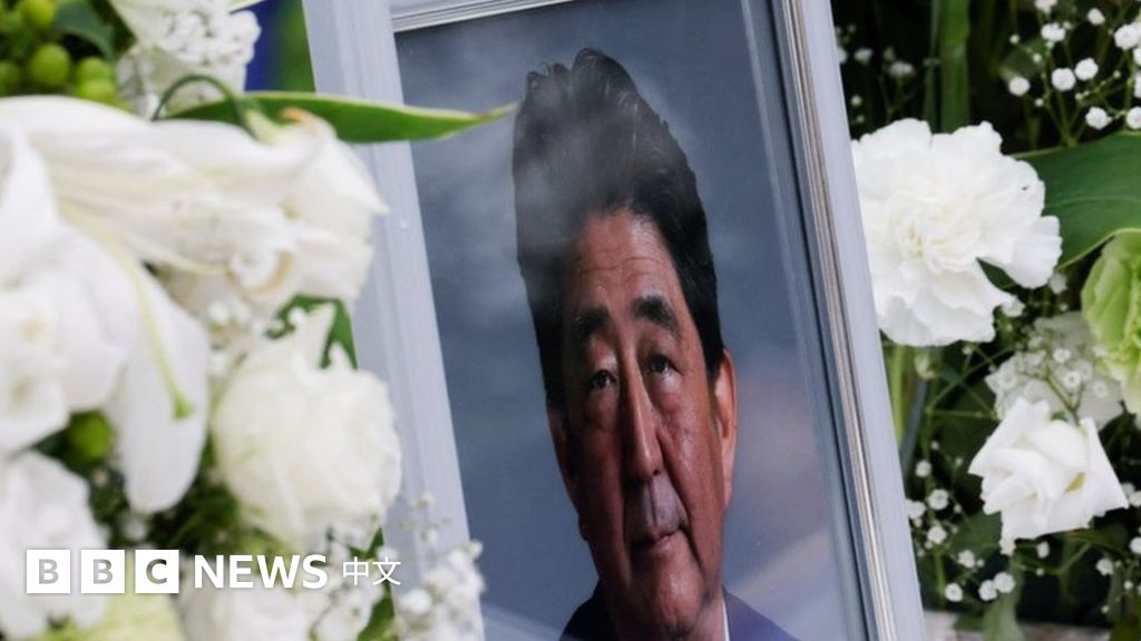 安倍晋三丧礼：灵车绕行东京街头 日本民众夹道告别