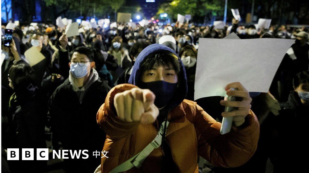 中国多地爆发反封控抗议：民众高举白纸悼念乌鲁木齐火灾遇难者