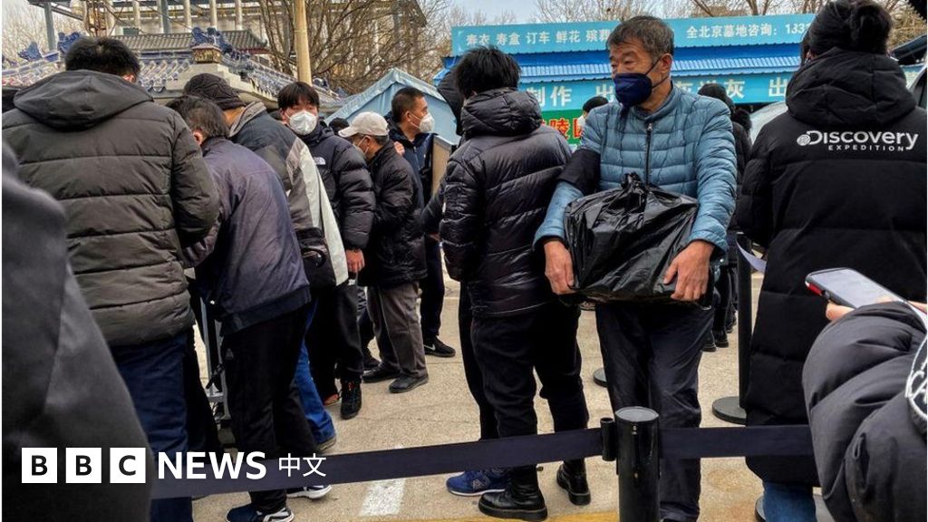 中国新冠疫情：火葬场外的长队和难以追踪的数字